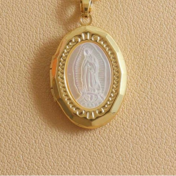 “Virgin de Guadelupe” Mary Mother of Pearl Carved Shell 18K Gold Locket Necklace - Picture 3 of 17